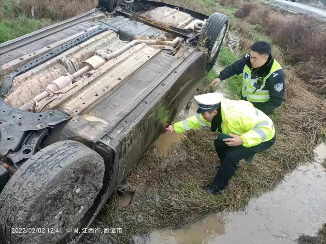鹰潭贵溪一汽车翻进路边田地里，民警巡逻路过紧急破窗救人，事故原因竟是小孩干扰驾驶所致