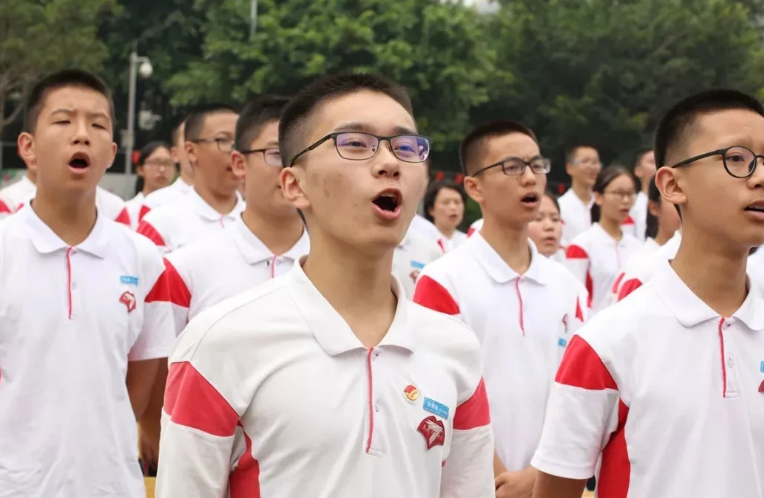 就餐也要鸦雀无声？河南某中学校规引热议，家长看后直言太压抑