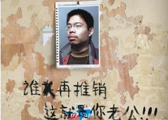 大学寝室门上“标语”走红，导员看到后不敢进，新生表示学会了