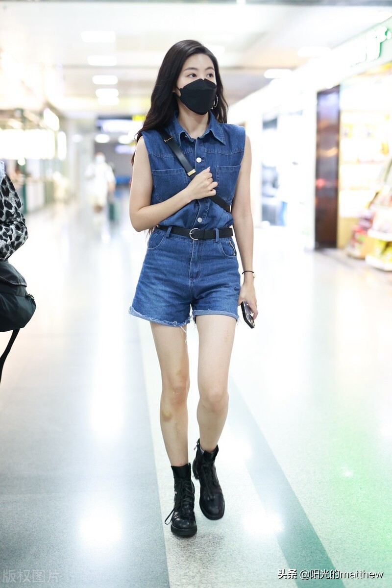 街拍：孙芮无袖牛仔连身裤+绑带马丁靴率性酷感
