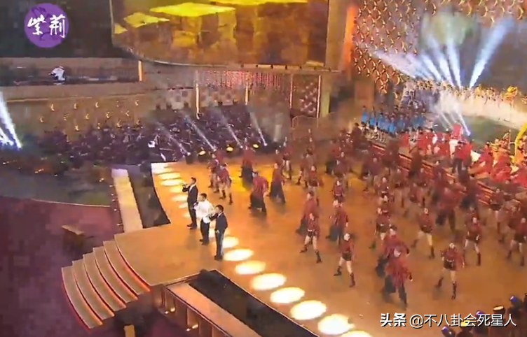 香港回归晚会落幕！刘德华老了、陈伟霆脸胖，成龙神采奕奕