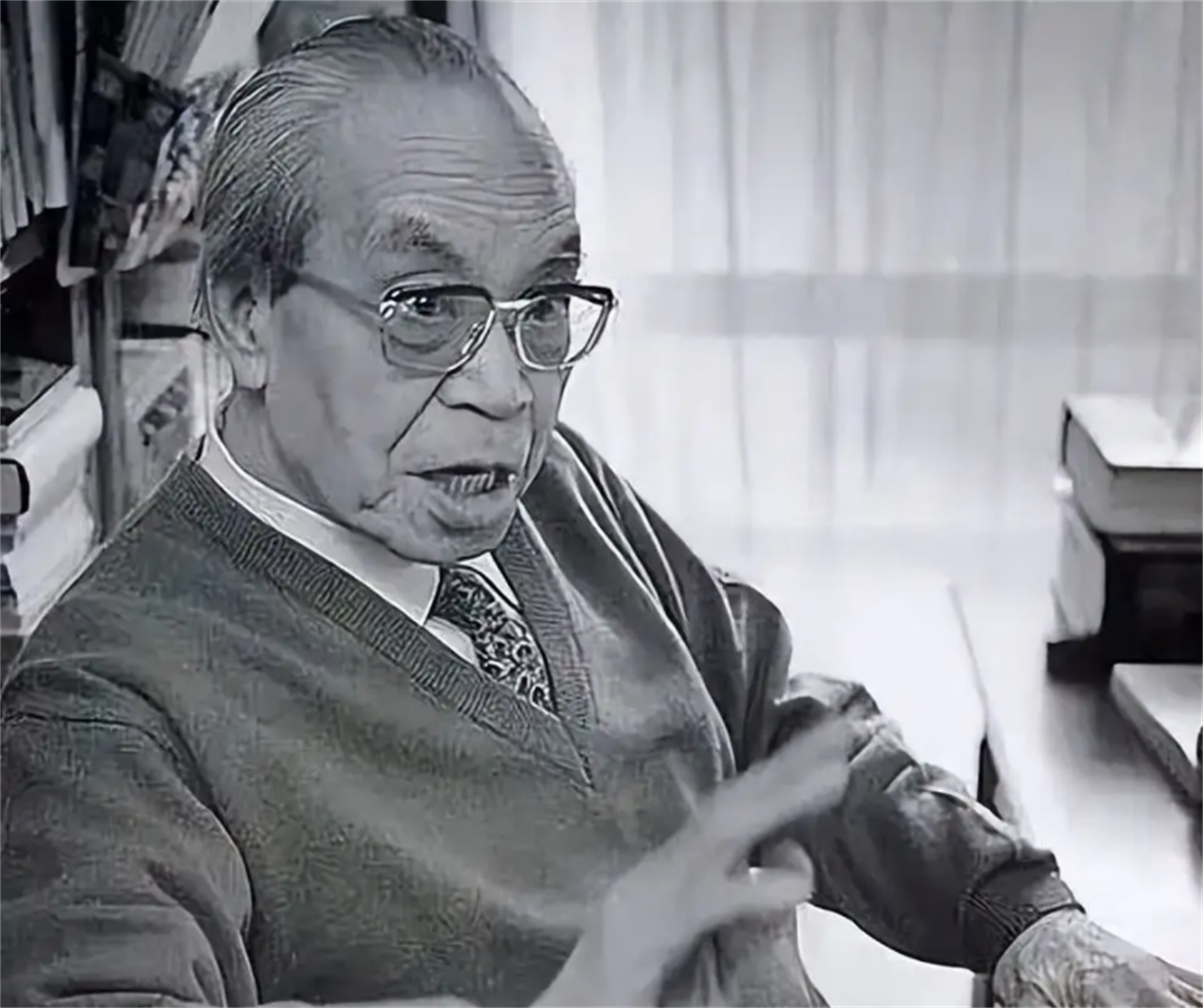 泰山上的“虫二”两字，让日本学者困惑十年，郭沫若却轻松解答