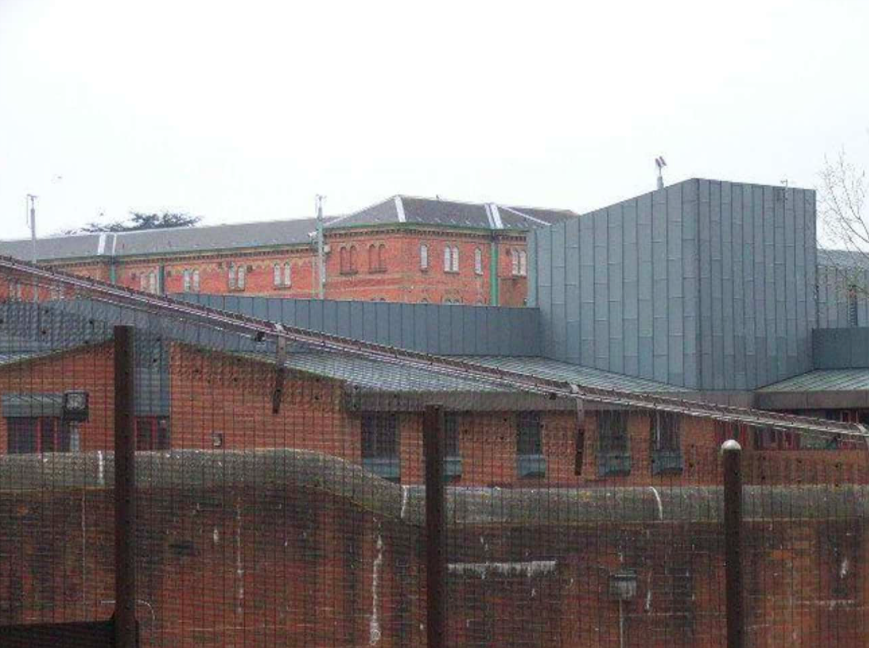 英国“食人魔”专杀恋童变态，被锁地牢38年，网友：比死刑残忍