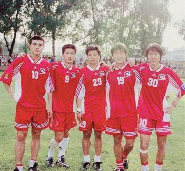 足球世界杯2002年在哪(回顾国足2002年晋级世界杯：占天时地利人和，现役国足为何赶不上)