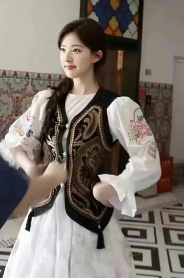 综艺《奔跑吧》直播截图中的赵露思小姐姐以及新疆收官路透哦