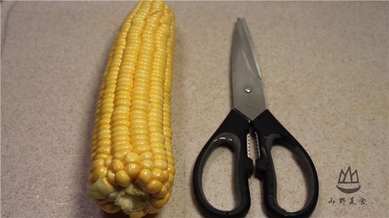 剥玉米原来这么简单，一把剪刀就搞定，1分钟一个，方法太实用了