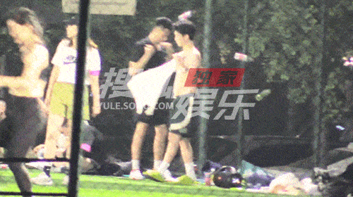 范丞丞与林允买超凌晨一同玩飞盘 球场换衣服秀肌肉