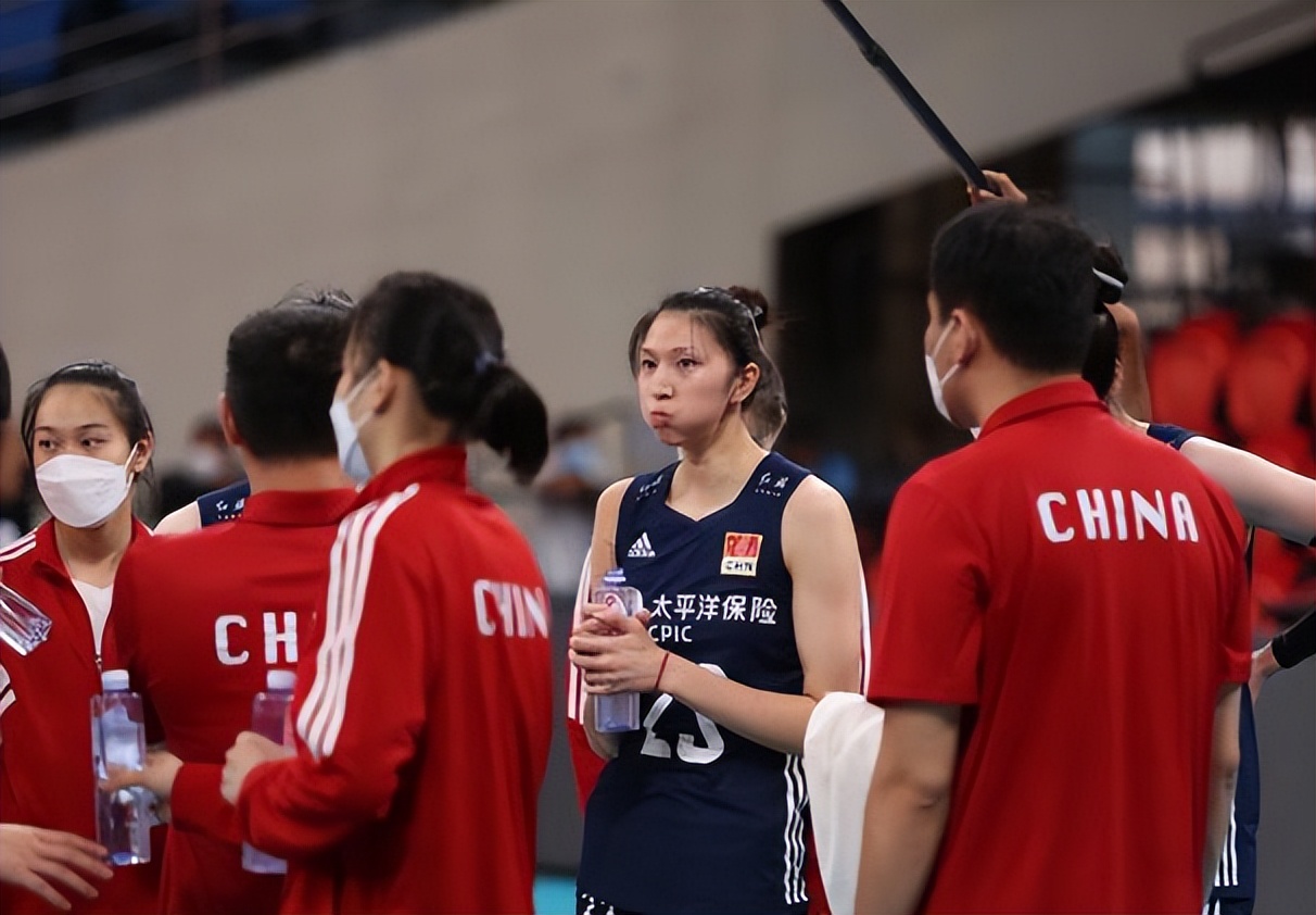 晚上21点！中国女排1决定引爆争议，球迷吐槽：为什么不敢用新人