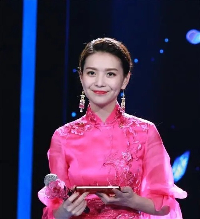 还记得主持人栗坤吗？如今她的近况如何？