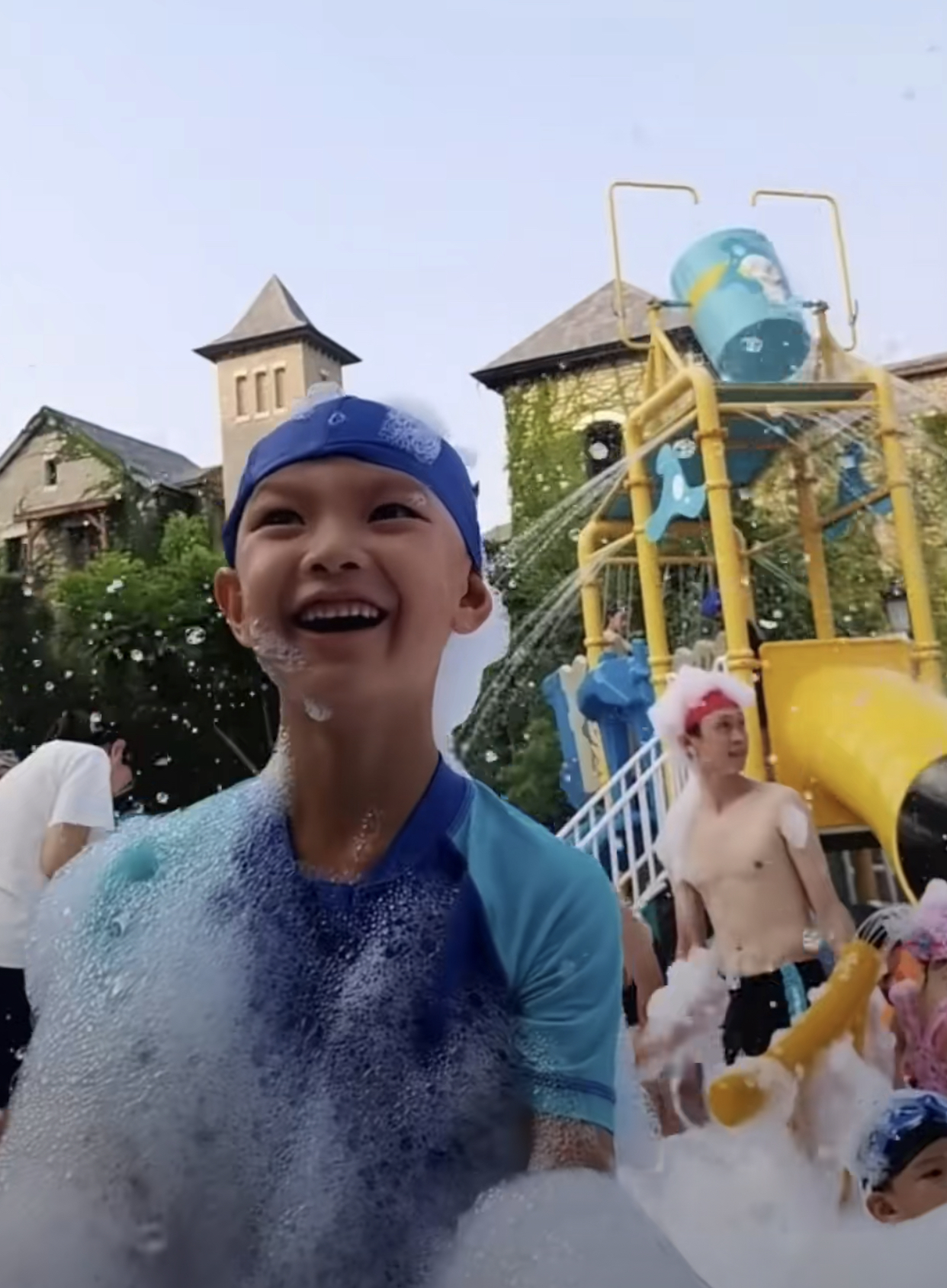 林丹谢杏芳什么时候结婚（41岁谢杏芳颜值回春似少女，穿千元镶珍珠短袖，独自带娃不见林丹）