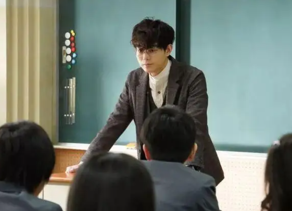 华东师大一中文系老师走红，气质儒雅神似靳东，不愧是研究古籍的