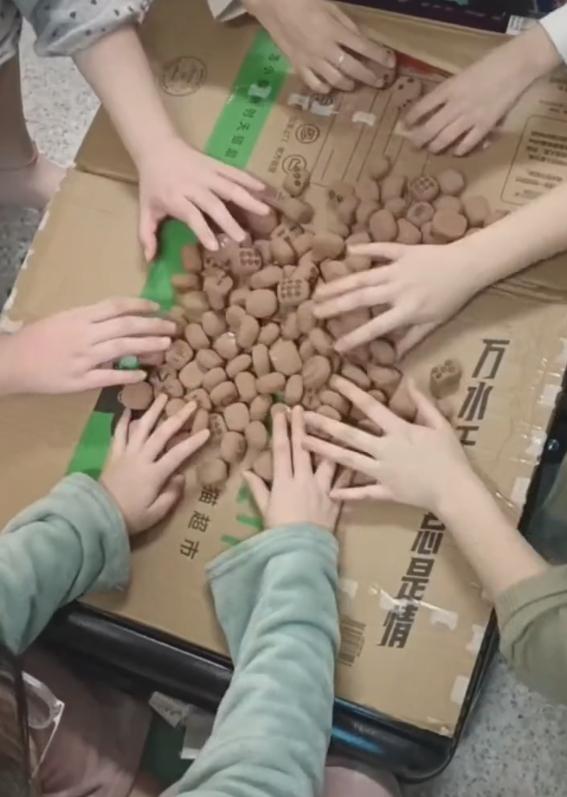 西安高校封校，女大学生自制麻将消磨时间，“幺鸡”成为最大亮点