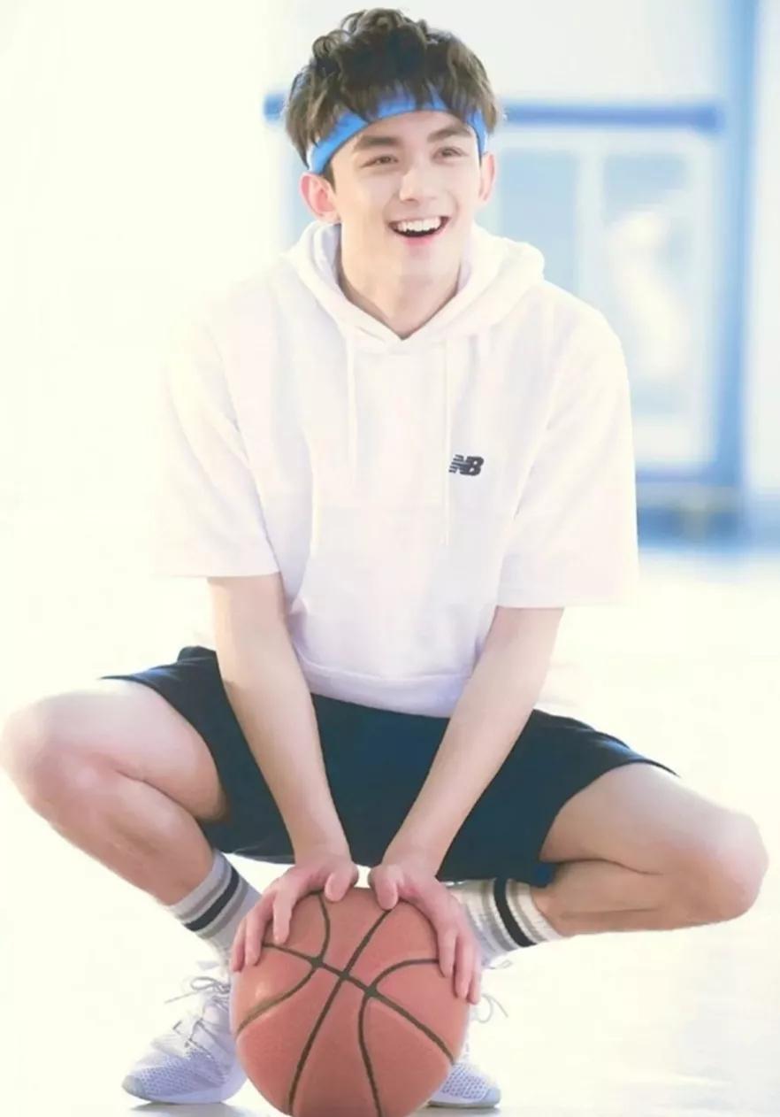 又会回到那个青春中带点稚气未脱的少年郎,这才是高中校园男神的标配