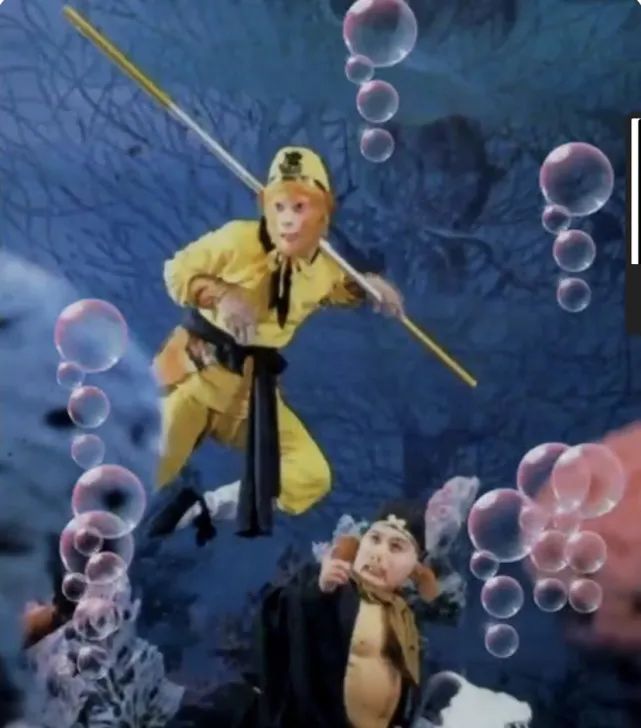 经典剧集的“边角料”，八戒骑摩托、妃子玩手机，谢谢，有被笑到