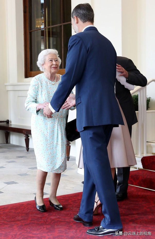 英国女王伊丽莎白二世（欧洲王室皆亲戚，他们和英女王都是什么关系，好心送葬却闹乌龙）