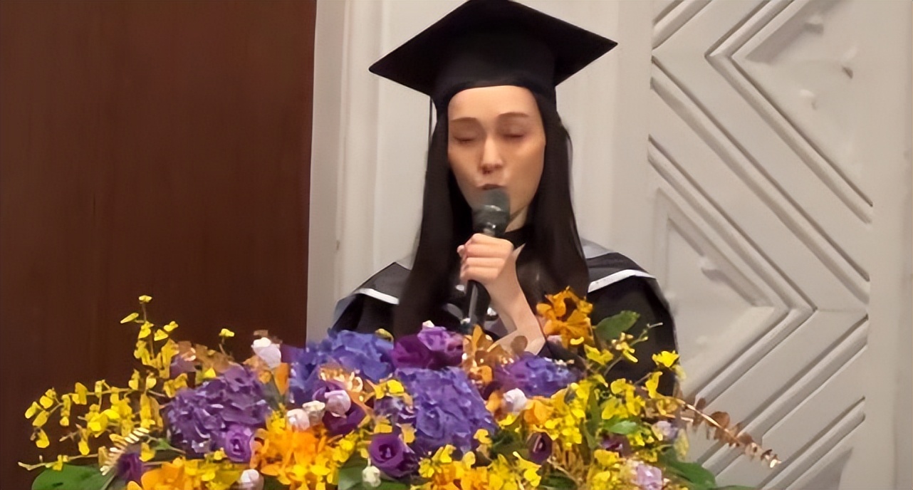 范玮琪拿到EMBA学位后激动落泪，仍旧无法走出哈佛社区大学的梗