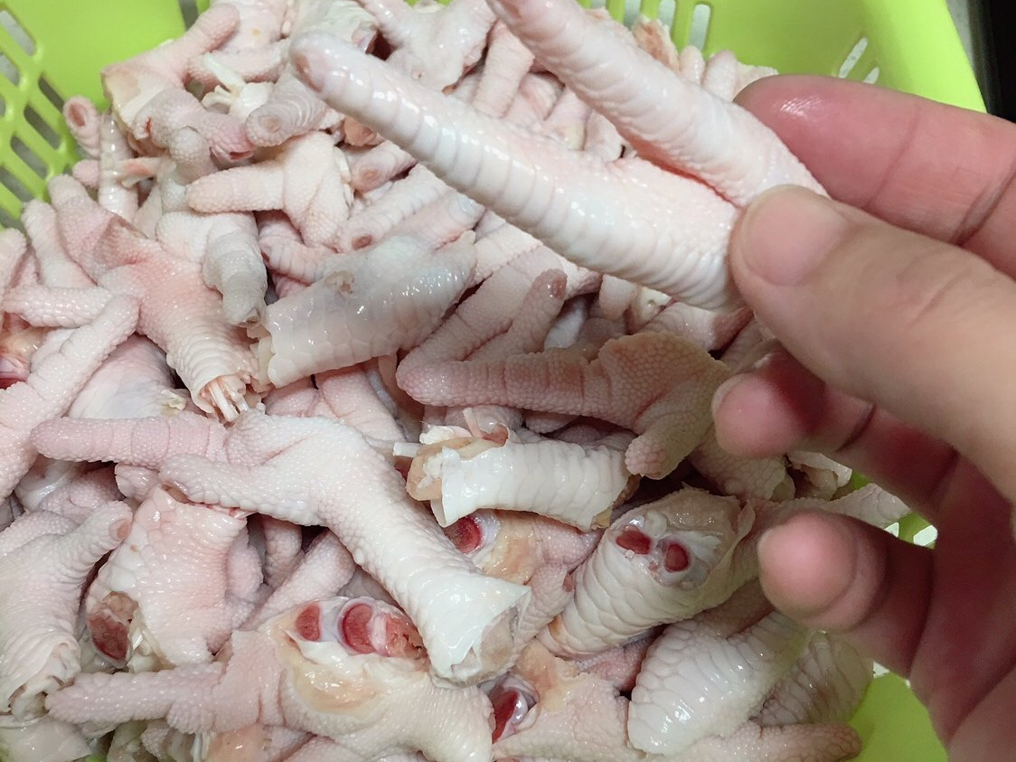 泡椒鸡脚的制作方法（在家自制爽口泡椒鸡爪）