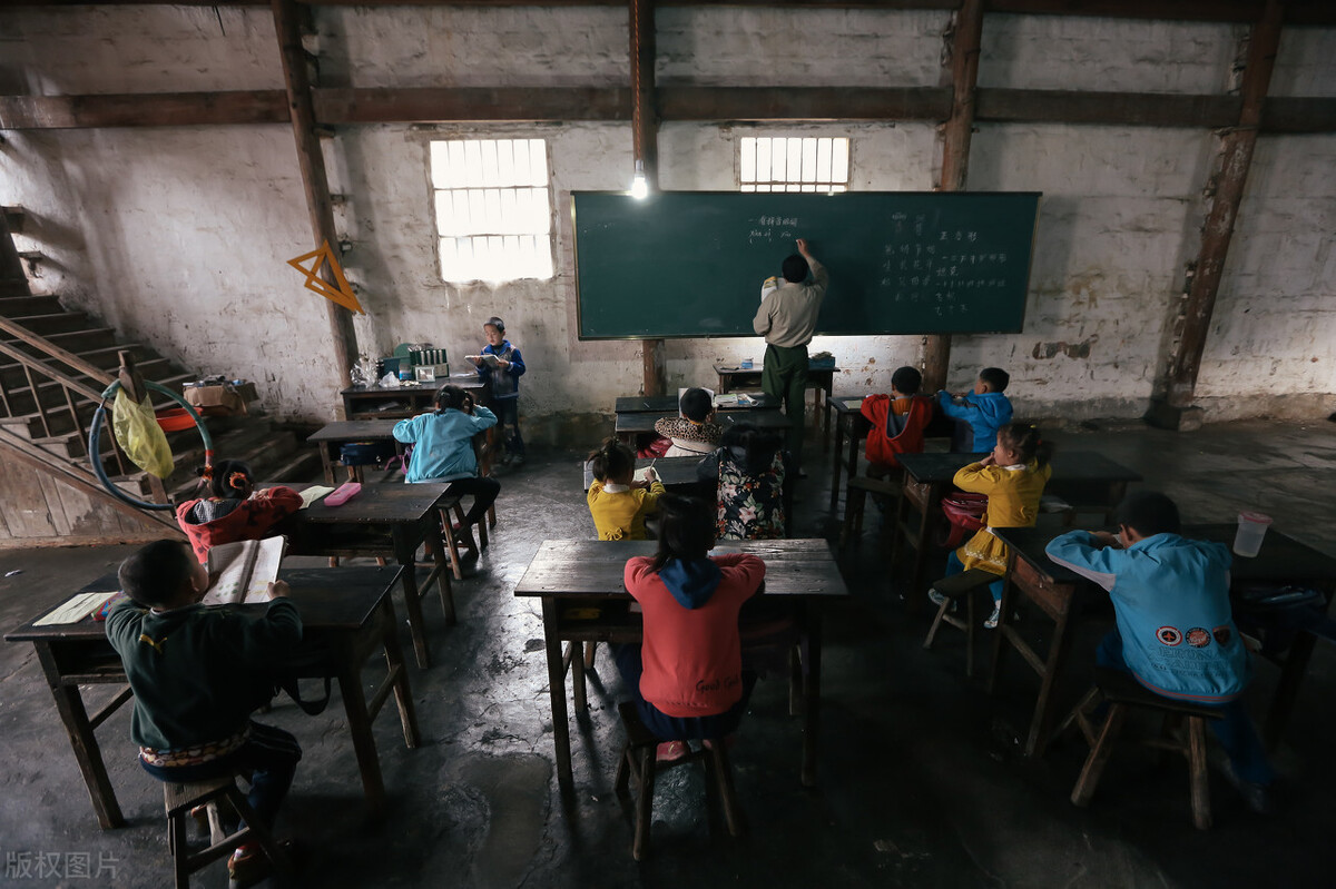 70年代卧牛山村小学公办女教师和代课男教师的心酸恋爱史
