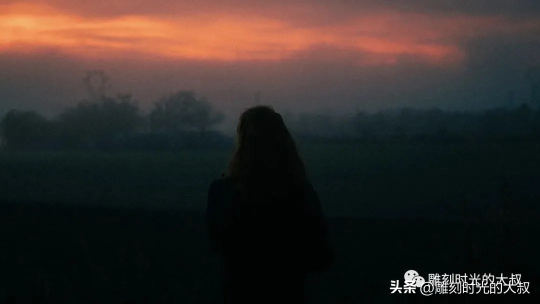 法国最美的图片(摄影师用光线定格：温暖柔美法兰西女性的妩媚风情与怀旧氛围)