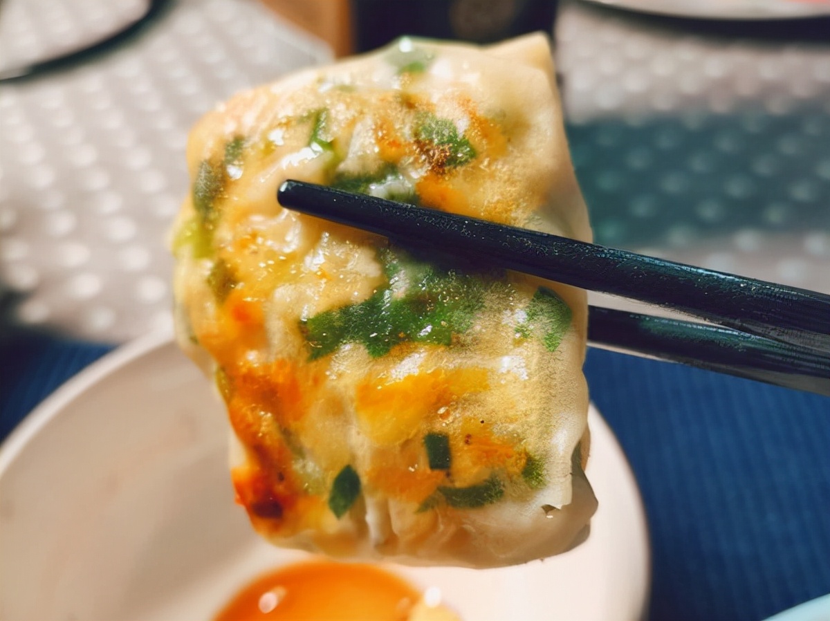 不用和面的韭菜盒子，凉了也不硬，教你详细做法，外酥里嫩真好吃