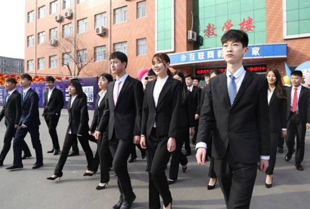 上职高就是没出息？北大教授谈中考分流，网友评论两极分化