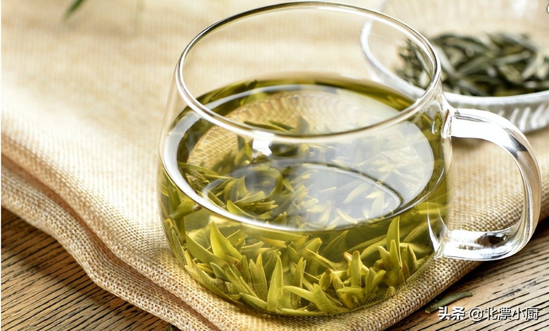 女人若不想变“黄脸婆”，建议“忌2食，饮4水”，气色好显年轻