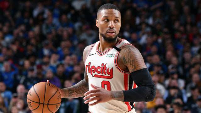 利拉德為什么不入選nba</h2>

<p>　　霍華德雖然現(xiàn)在只是角色球員，但他的巔峰時期可以說是聯(lián)盟第一內(nèi)線，5次入選一陣，多次拿到DPOY獎項(xiàng)，還曾率隊(duì)打進(jìn)過總決賽，雖然沒有奪冠，但還是有不少人認(rèn)為，霍華德是實(shí)打?qū)嵉臍v史前十中鋒。但就是這樣的一位球員，卻無緣NBA官方評出的歷史75大巨星，而在現(xiàn)役球員里，利拉德雖然說名氣很大，但卻也只入選了1次一陣，而且沒有MVP也沒有總冠軍，甚至連得分王都沒有。為什么他能入選75大巨星，而霍華德不行？</p>

<p>　　<img alt=