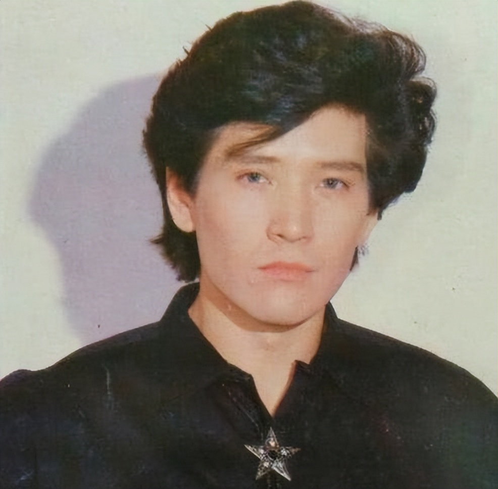 费翔:中国第一美男子,80年代少女的梦中情郎,62岁未婚与猫为伴