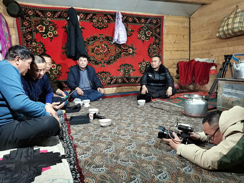 经过2个多小时骑行,工作队抵达"全国劳动模范"努尔江·吾任太的点家