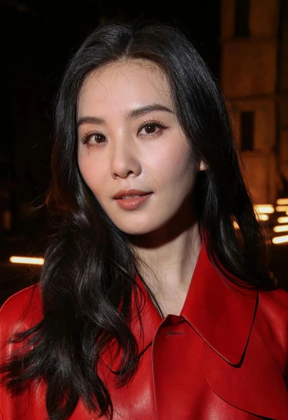 明星时装周生图:薛凯琪显嫩,刘涛女强人,黄圣依得罪造型师