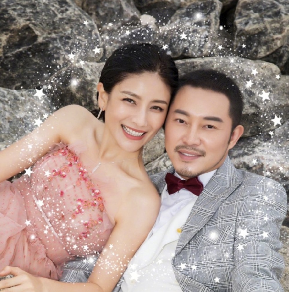 沙溢44岁生日，妈妈和妻子分别为他庆生，父子三人同框很温馨