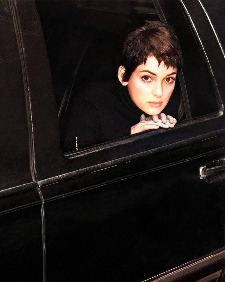 她的叛逆暗黑风依然时髦，回顾Winona Ryder 90s的经典短发