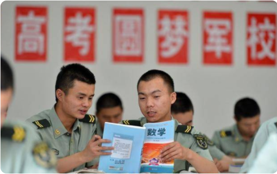 大学生迎来好消息，22年参军有希望保送军校，“前提条件”要了解