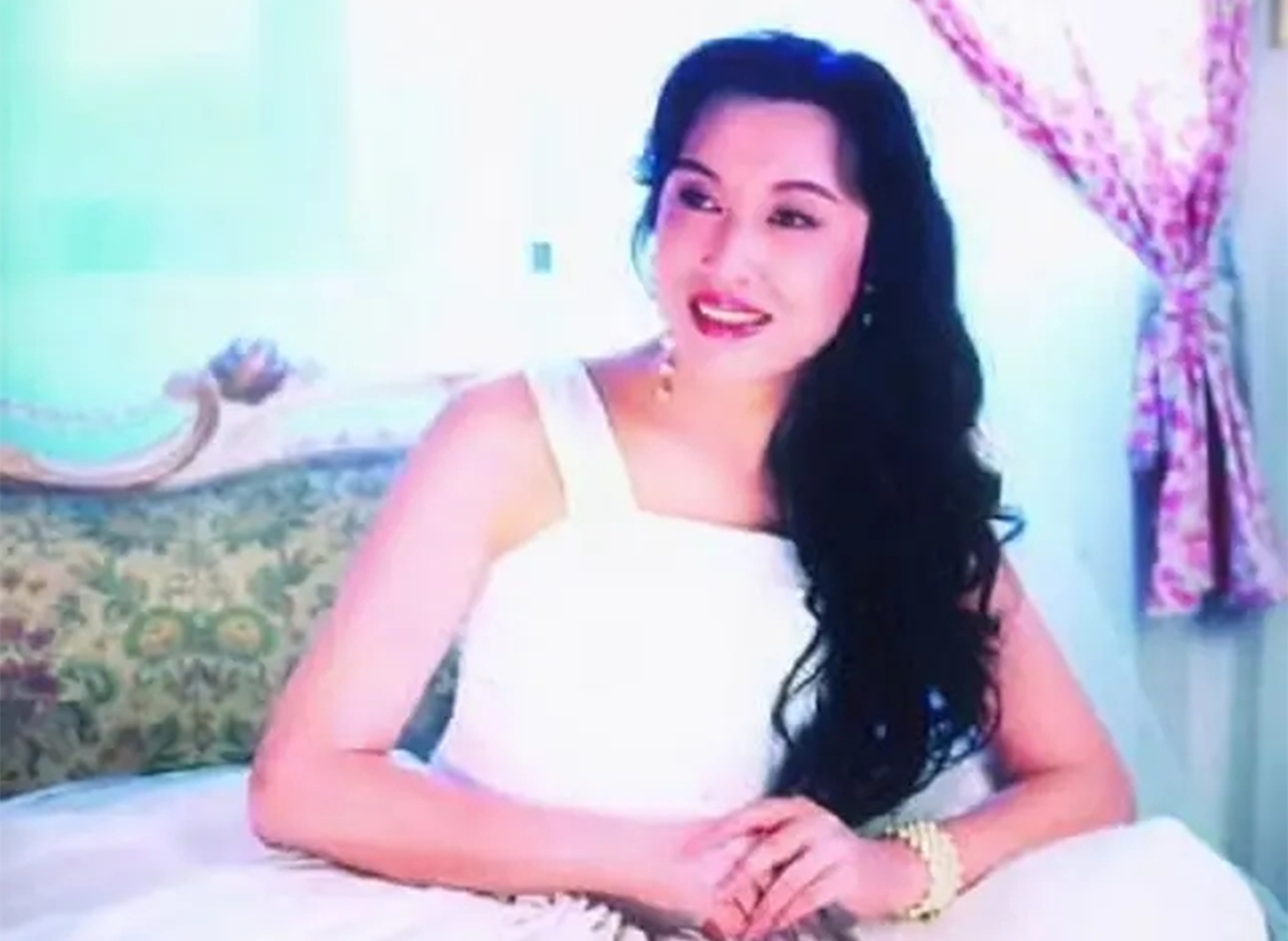 中国首位变性人，隐瞒男儿身嫁给52岁富商，丈夫死后一张纸条拆穿