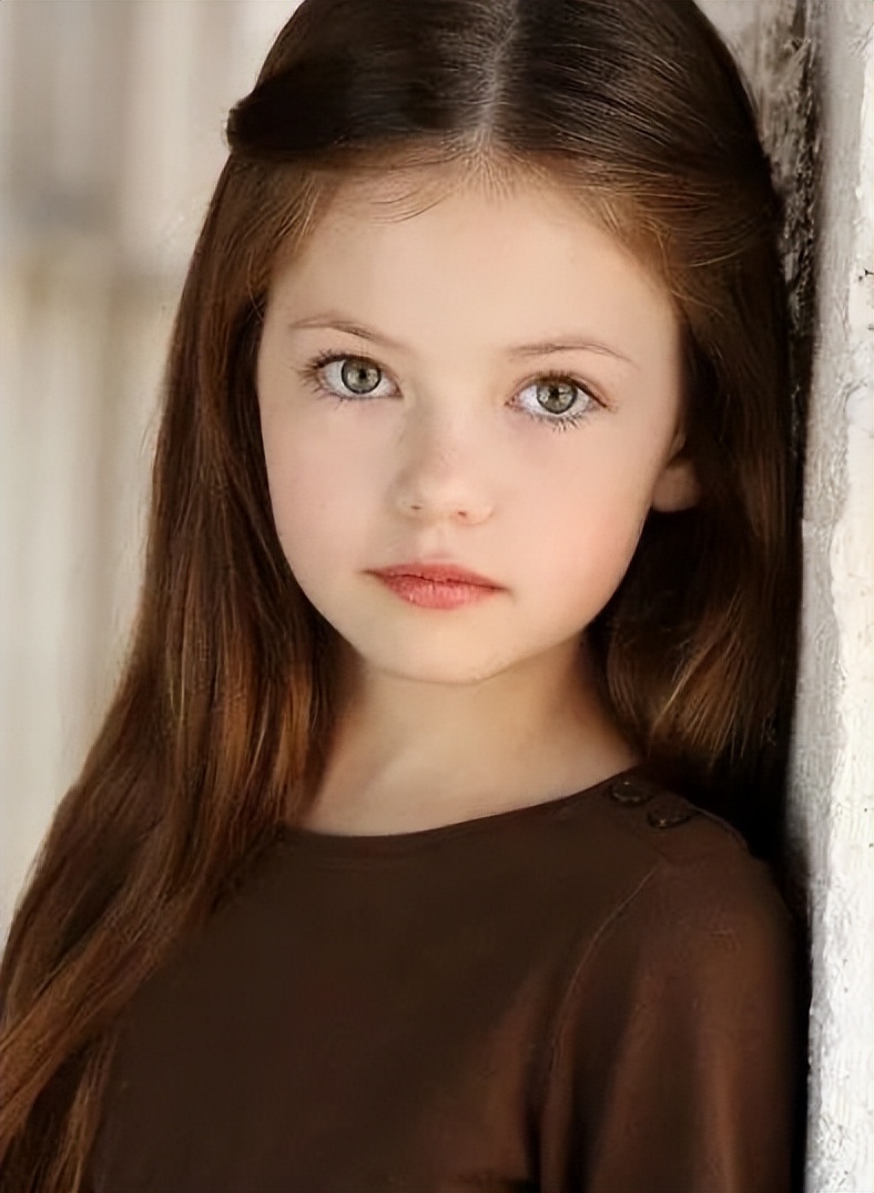 “吸血鬼女儿”长大了！18岁当公主，盛世美颜被怀疑是电脑合成