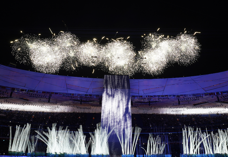 太美了吧！北京冬季奥运会开幕式：冰脚带狮子舞队登场，会场悬挂国旗。