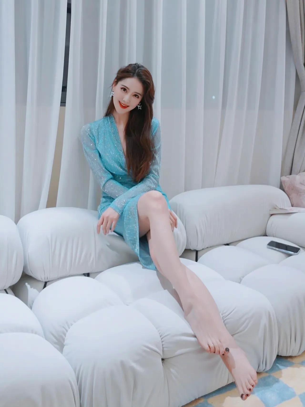 中国电影报道主持人李丹儿，生活与工作美照，颜值不输明星