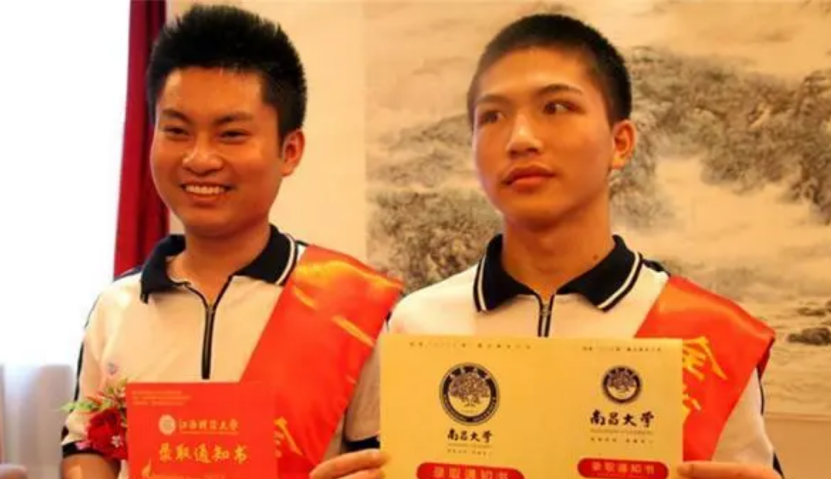 2014年，两名“夺刀少年”救下全车人后错过高考，后来怎么样了？