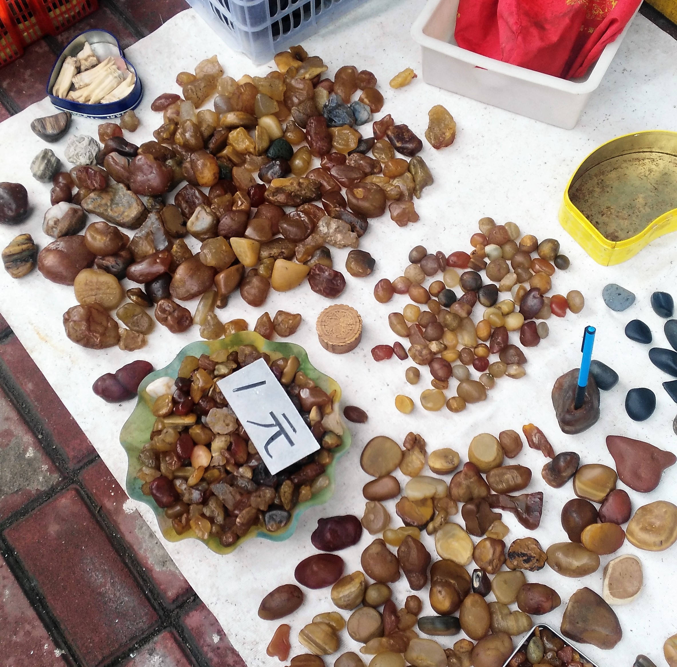 哪里可以买玉石原石(1元1个的玛瑙原石你会买吗？东北小城江边全是捡石头的人)