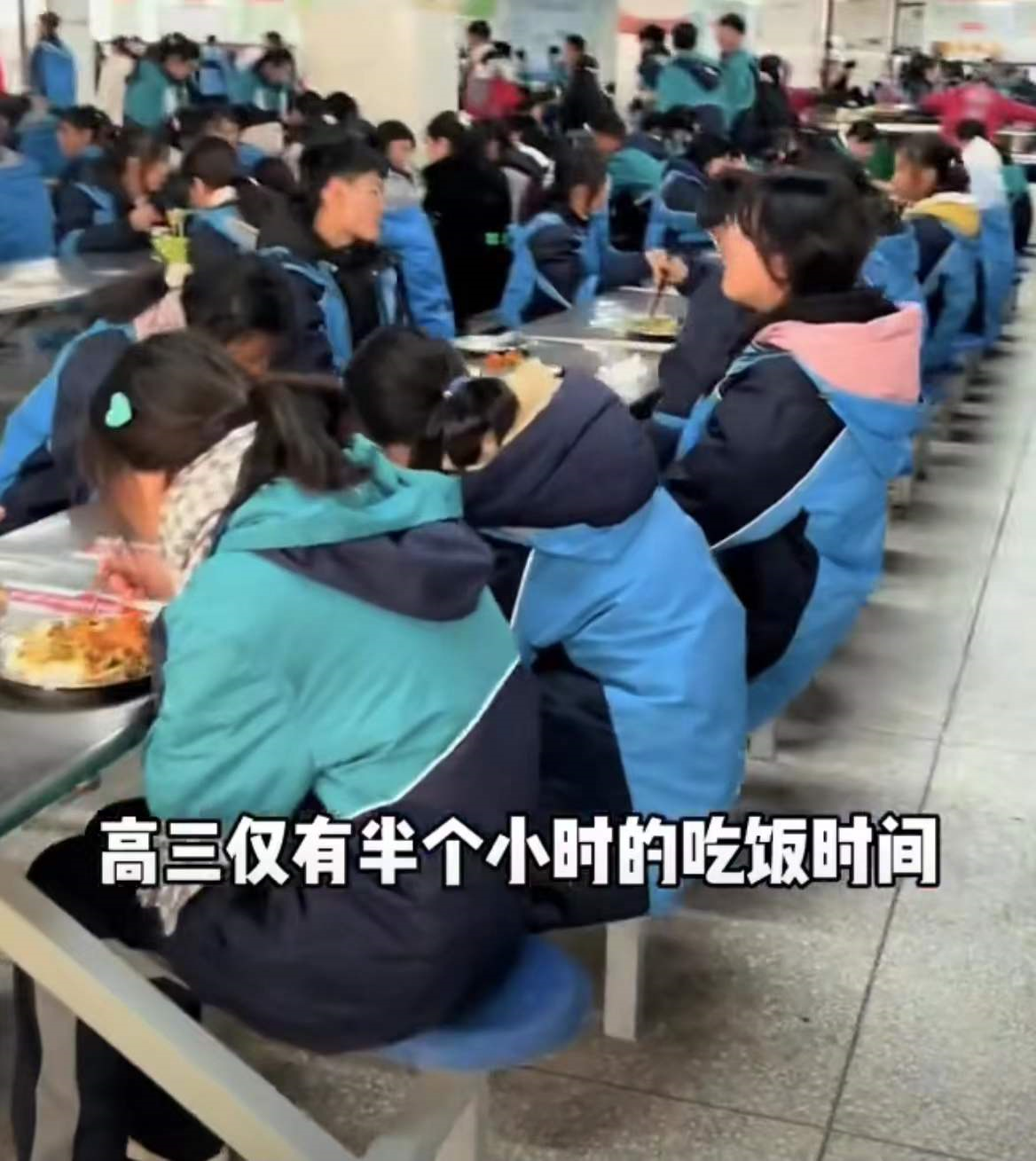 高三学生的一天曝光，凌晨5点教室灯火通明，网友：果然是江苏的