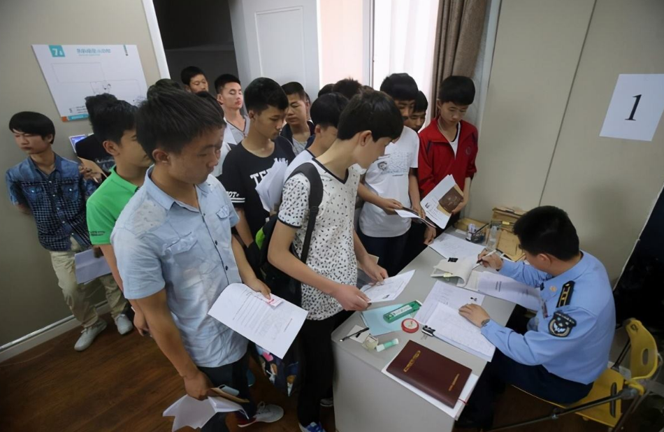 公务员政审有新规，部分学生或被限制通过，笔试成绩好也无济于事