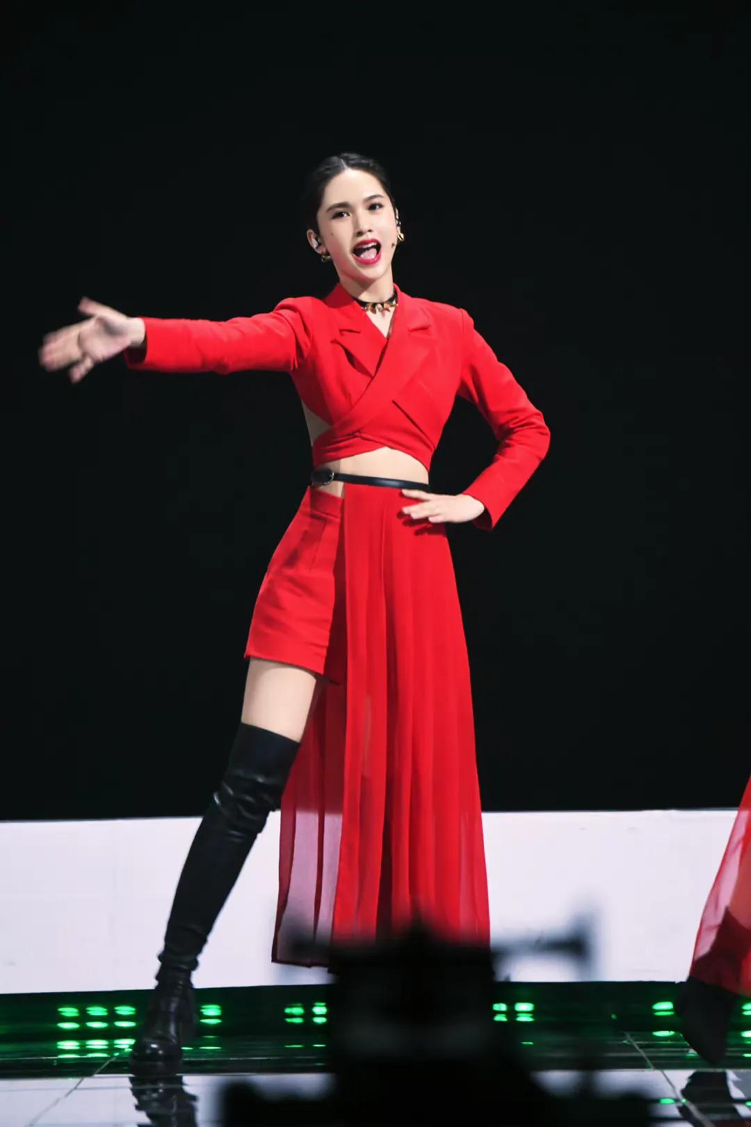 孙怡、赵丽颖红色礼服状态迥异，有没有爱情的滋润肉眼可见