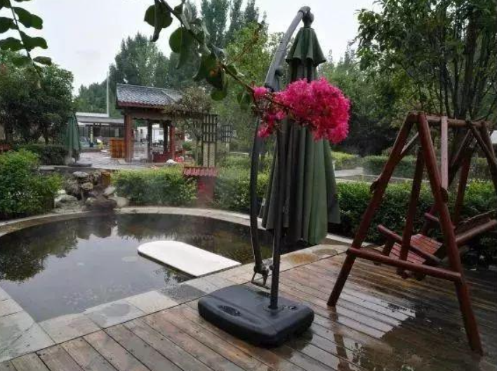 这里的温泉水常年不绝,是西安地区最纯净的温泉水,冬天下雪的时候,把