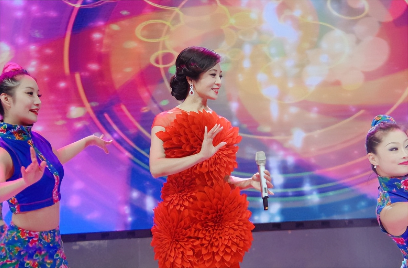 李丹阳：25岁成名，参加14次春晚，有孝心爱唱歌热衷公益的歌唱家