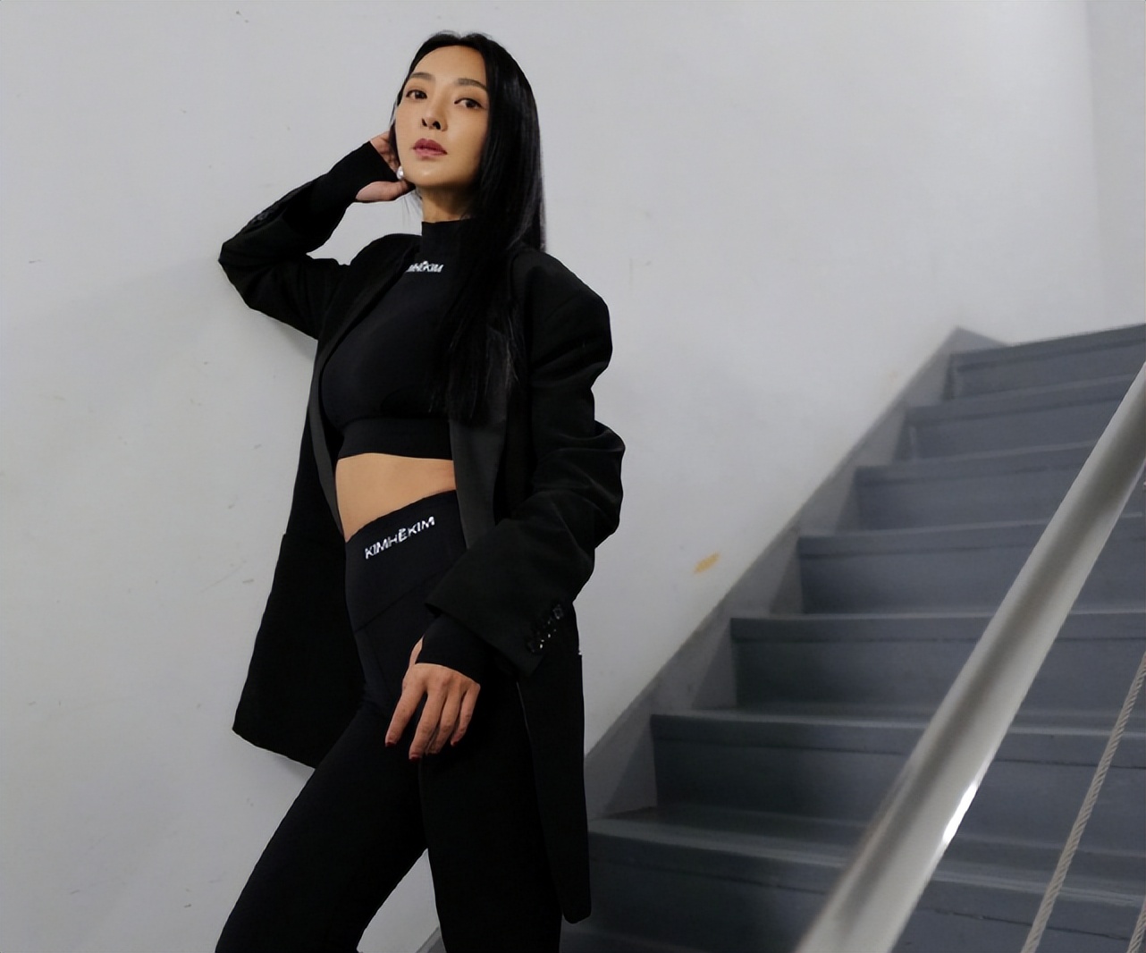 曹格11岁女儿近照曝光，染发戴戒指还化妆颜值加分，气质却遭吐槽