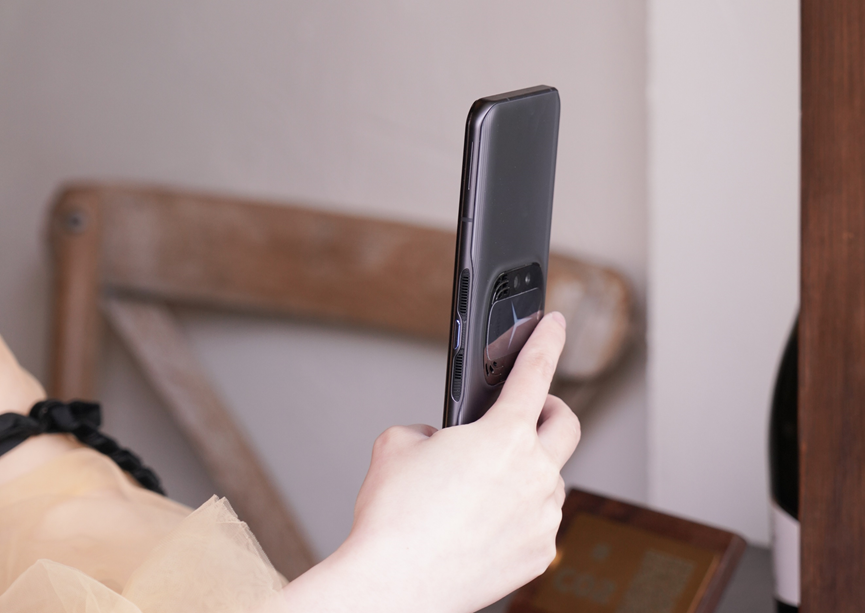 玩游戏这样才快乐，“性能霸王龙”联想拯救者Y90上手实测