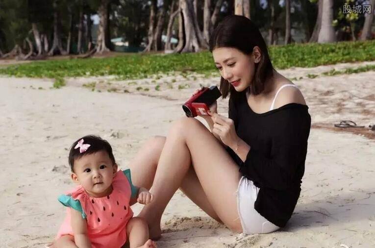 贾静雯:结婚9年没生一个儿子,47岁被催生4胎,她真的幸福吗