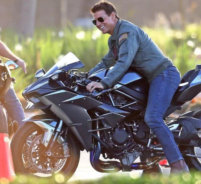 60岁阿汤哥不如皮特帅气,却比他狠心,离婚10年连女儿也不见了