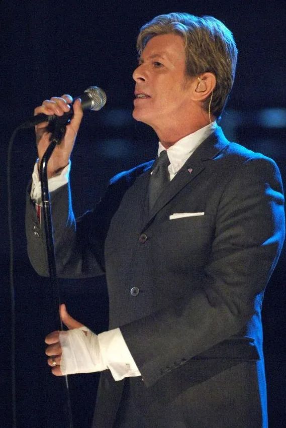 年衣品之王david bowie发现了汤姆,邀请他为自己的演唱会定制了西装