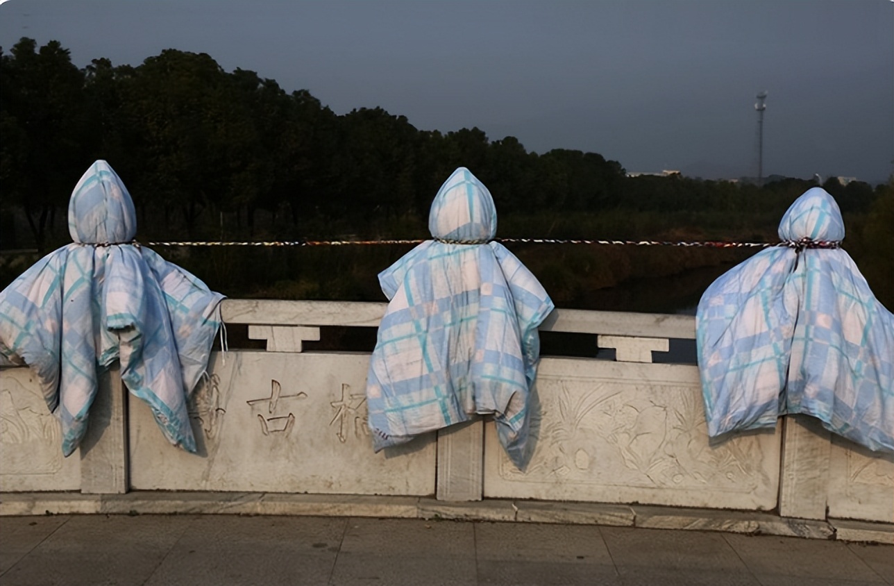 新的挑战又要来了(大学生晒被子晒出新高度，个个都是“神操作”，新型憋笑挑战来了)